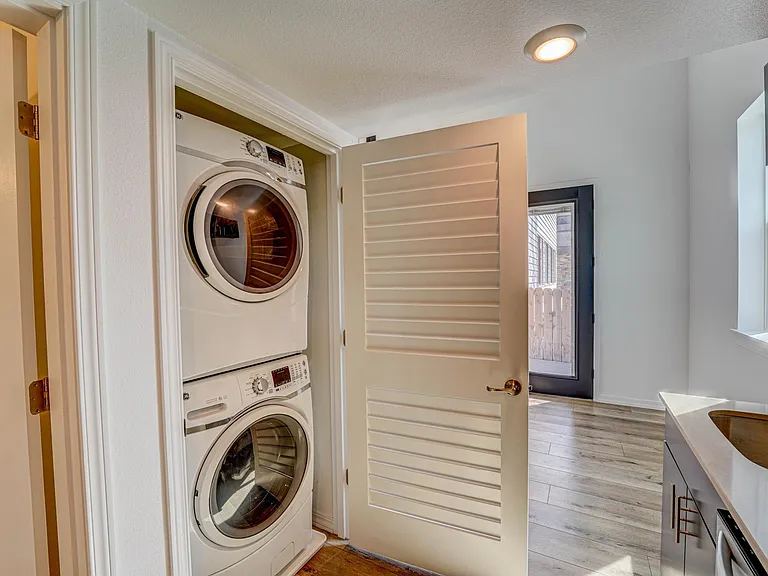 560 1st Ave N #101 — Photo 7