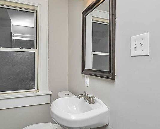 5th image of 5933 Southwest Ave #5933A