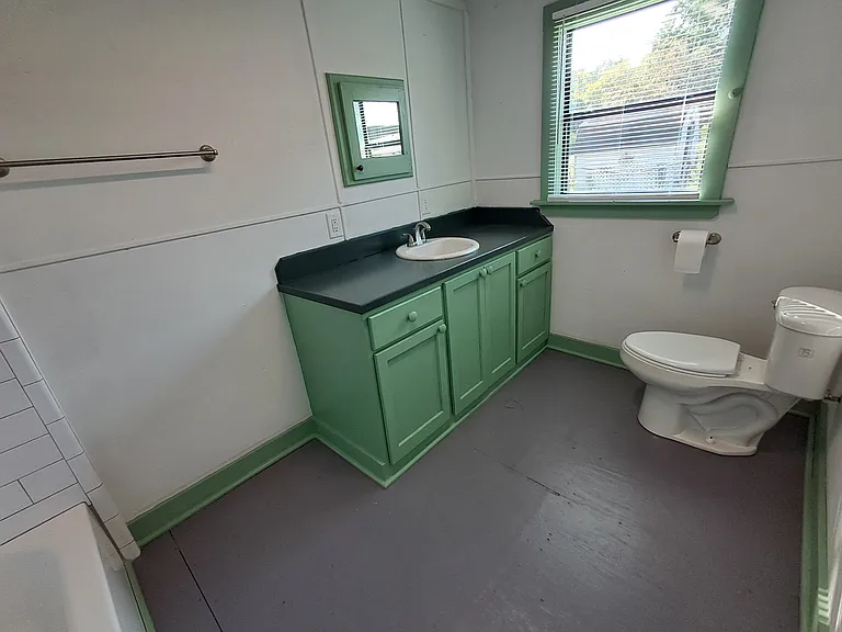 Full bathroom (#1), tub and shower