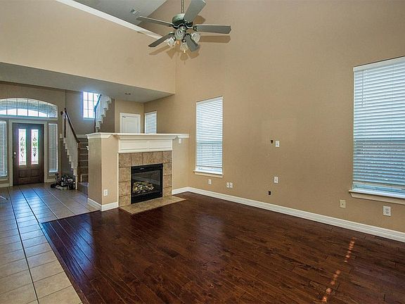 4th image of 1009 Wooded Creek Ave