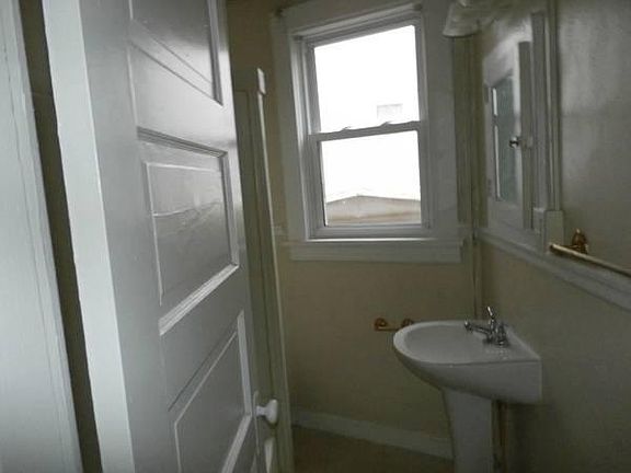5th image of 2510 W Cary St APT 1