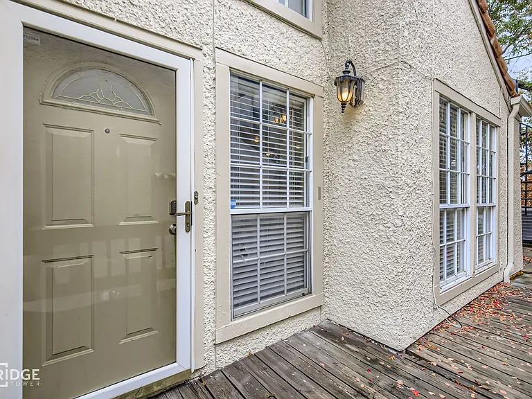 3323 Augusta Blvd — Photo 2