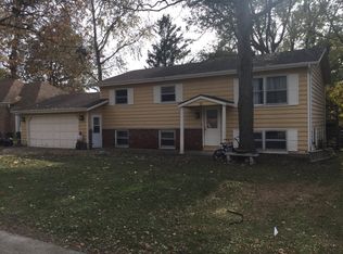9 Foxhill Ct, Monticello, IL 61856