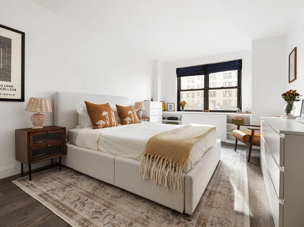 301 East 69th Street image 5 of 15