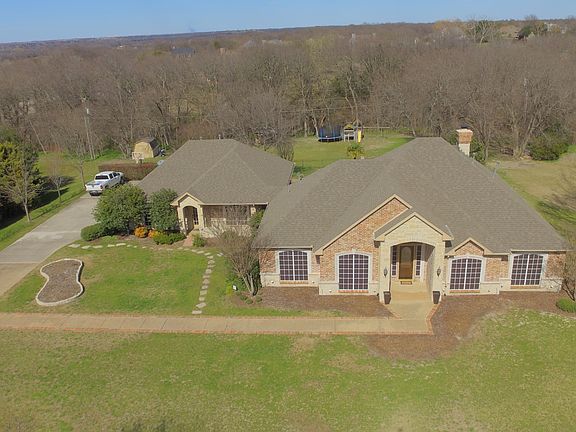 3rd image of 18 Brookhollow Cir