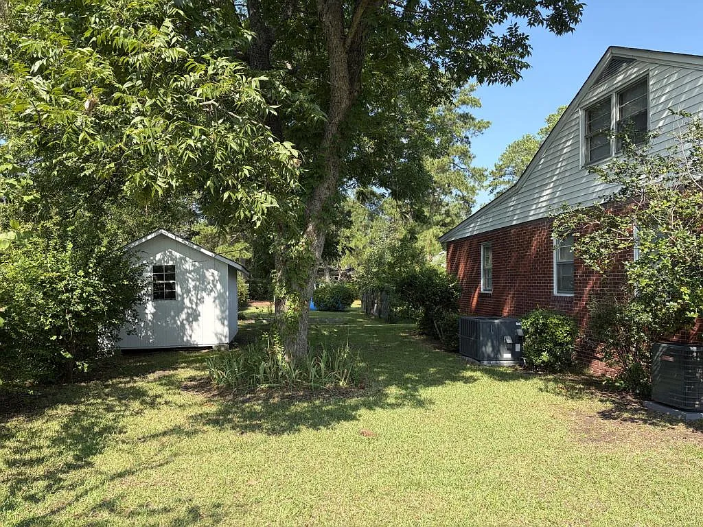 1905 N Rowland Ave — Photo 3