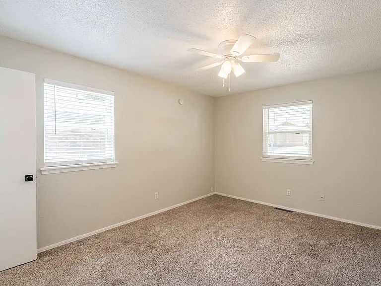 3321 S Ash Ave — Photo 9