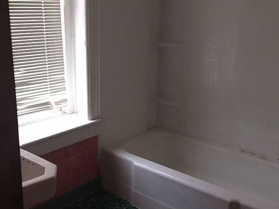 4th image of 810 N Townsend St APT 1