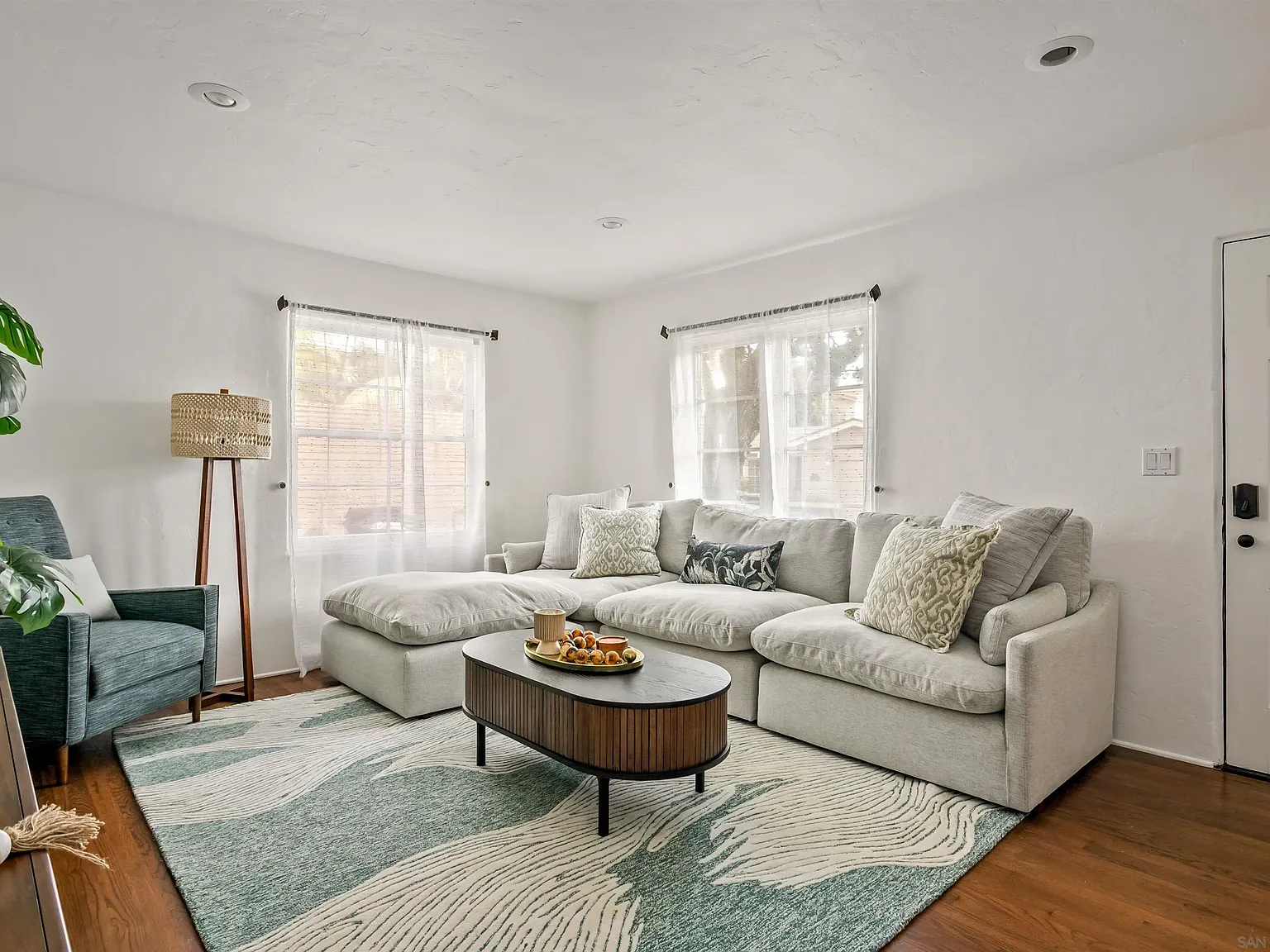 2 bed, 1.0 bath, 744 sqft, $7,900 — Photo 3