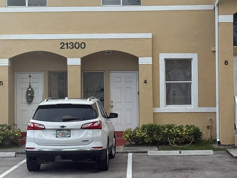 21300 NE 8th Ct #3004 — Photo 1