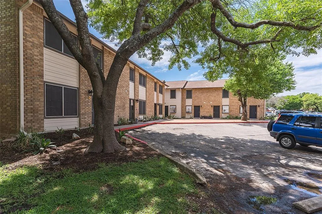 2 bed, 1.5 bath, 900 sqft, $1,650 — Photo 1