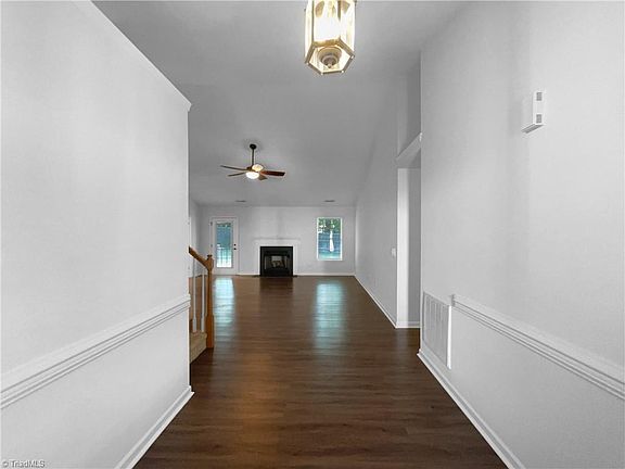 4th image of 615 Walnut Crossing Dr