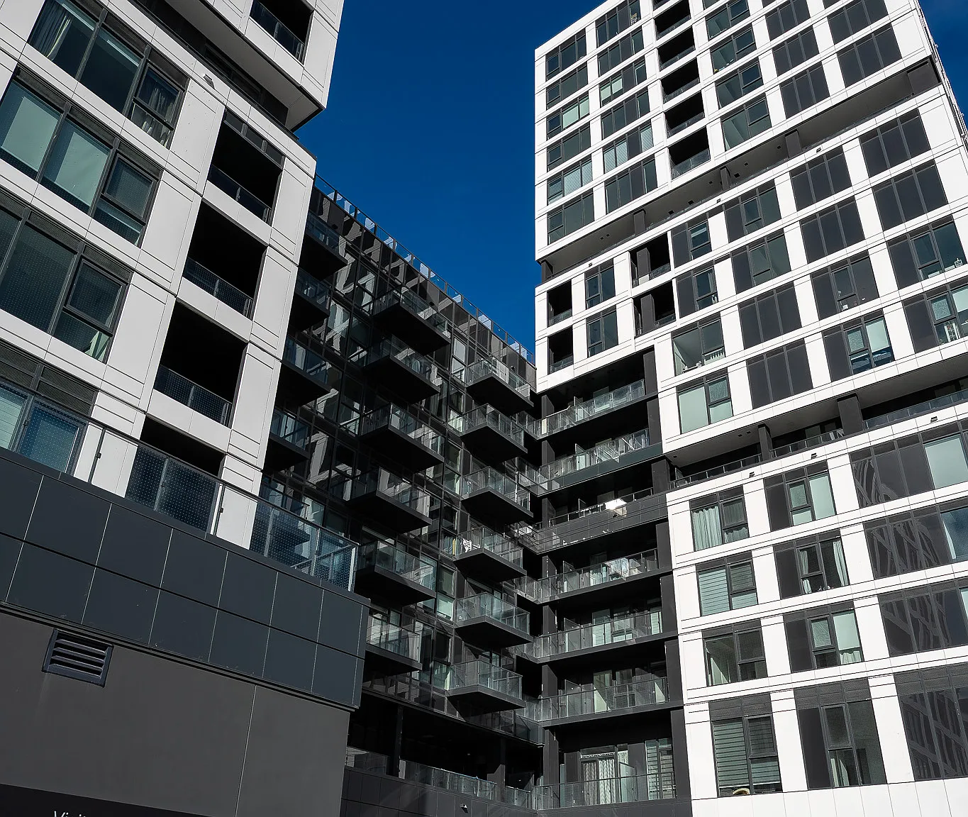 1007 The Queensway Toronto — Photo 3