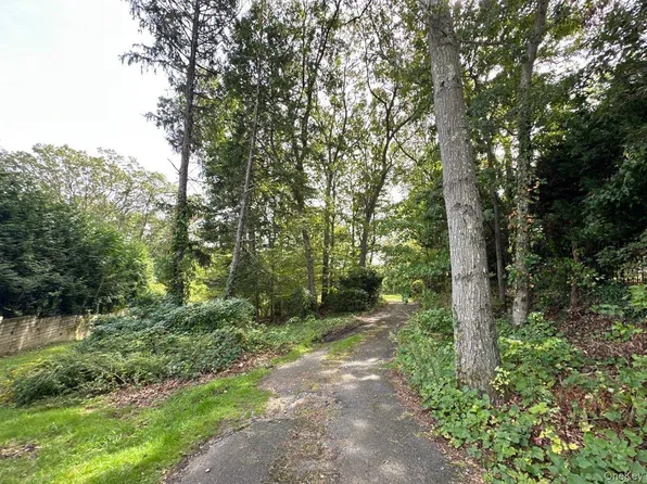 55 Juneau Boulevard, Woodbury, NY 11797