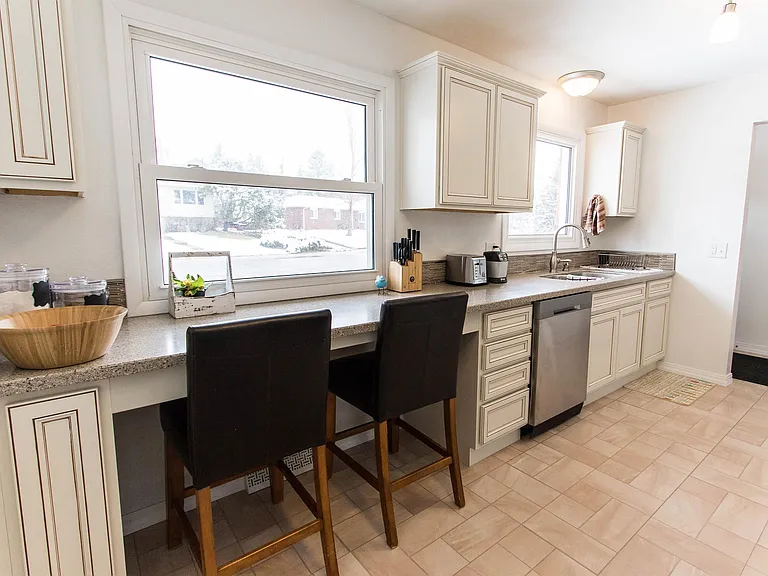 613 Killarney Dr — Photo 5
