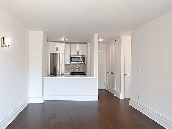 4th image of 212 E 47th St APT 31H