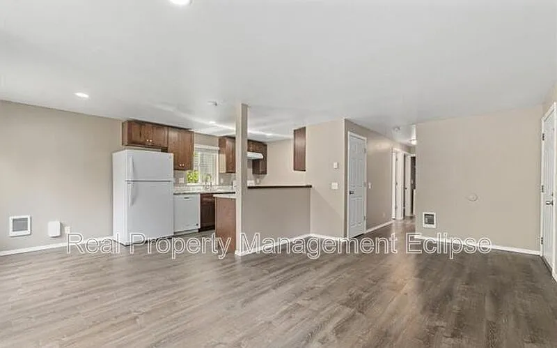3 bed, 2.0 bath, 1014 sqft, $2,149 — Photo 4