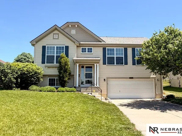 2301 Lakewood Dr, Papillion, NE 68046