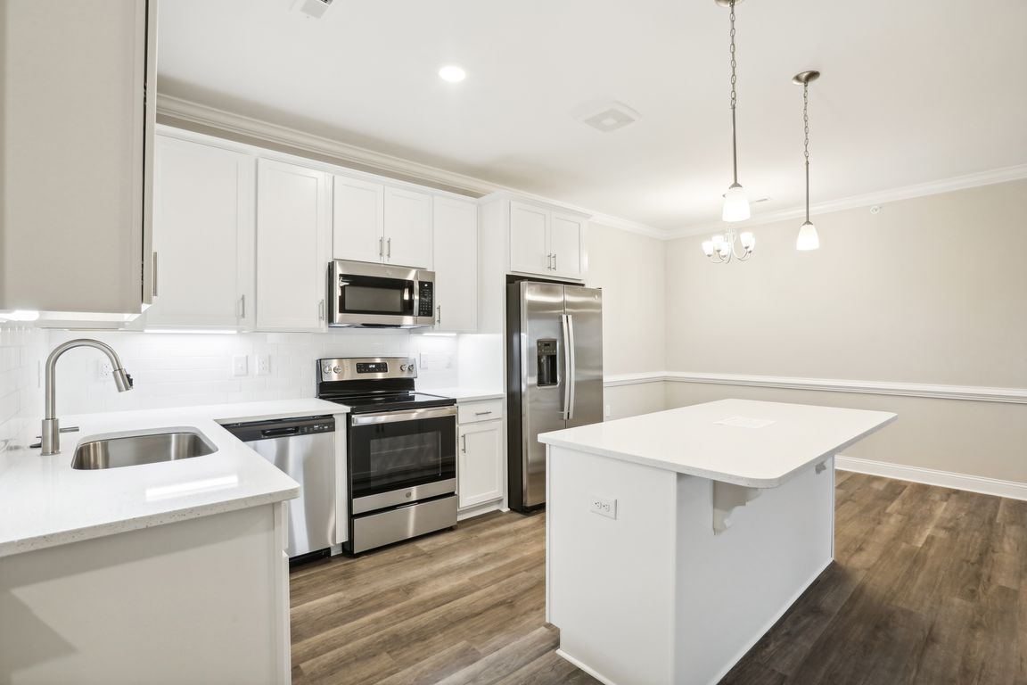 Gallery Dr 303-007.jpg