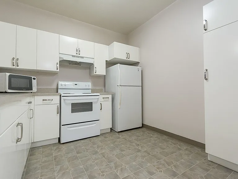 Tenth & College Apartments — Photo 75