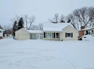 2621 Voorheis Rd, Waterford, MI 48328
