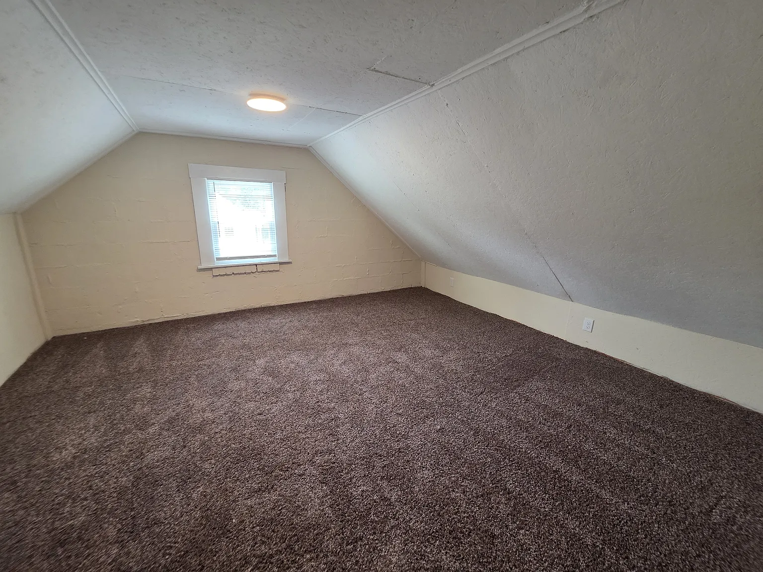 4 bed, 1.0 bath, 1023 sqft, $1,450 — Photo 3