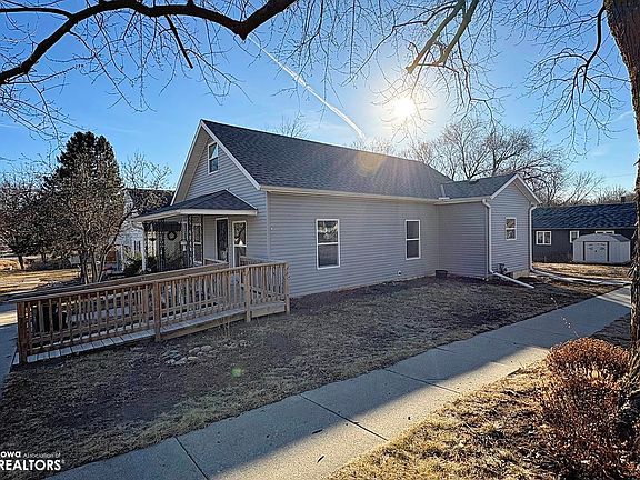 4th image of 901 Maple St