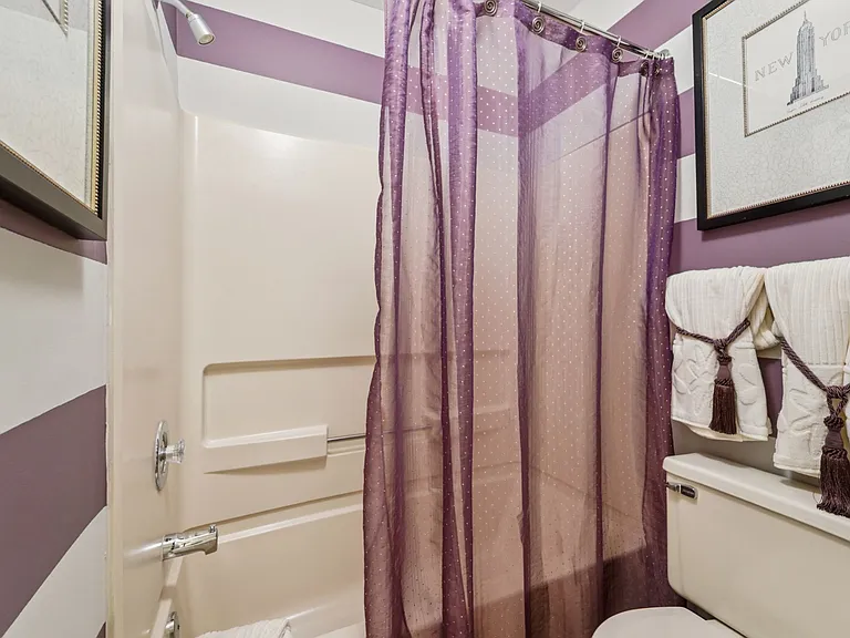 2 Bedrooms, 2 Full Bathrooms, 1147 Square Feet - Primary Bedroom's Private Full Bathroom/Water Closet