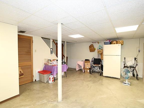 3rd image of 619 Moeller Ave