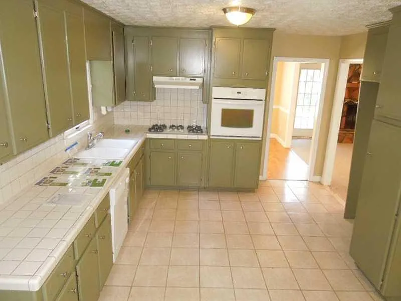 3 bed, 2402 sqft, $2,200 — Photo 4