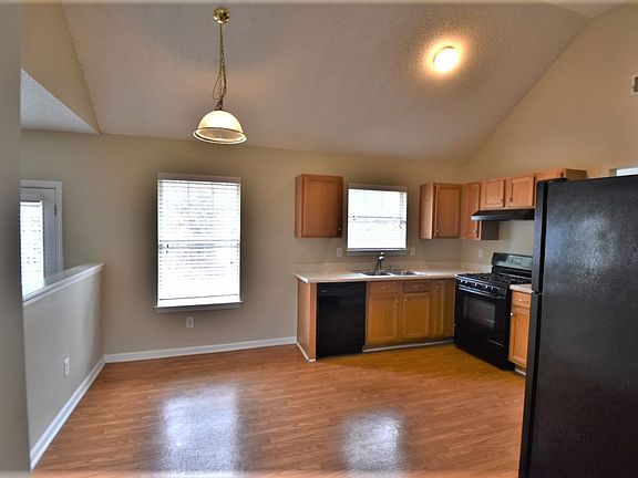 4th image of 1614 Village Place Cir NE