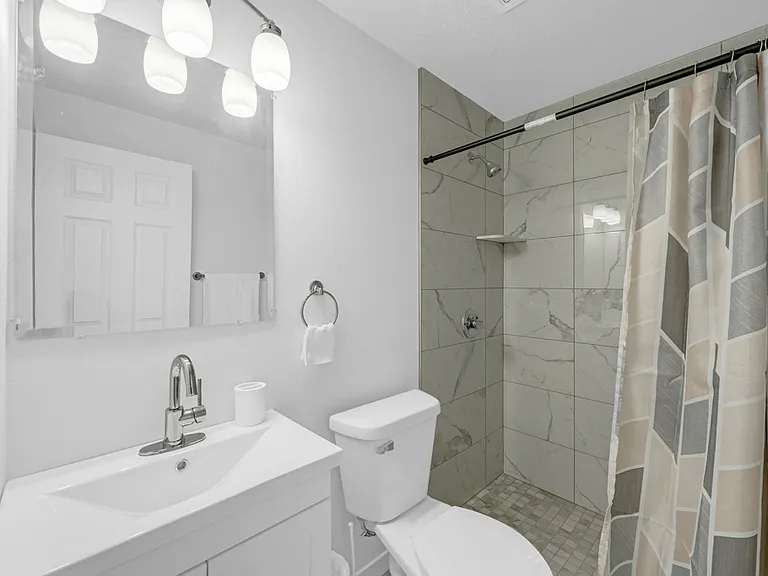 690 SE Drumlin Dr — Photo 23