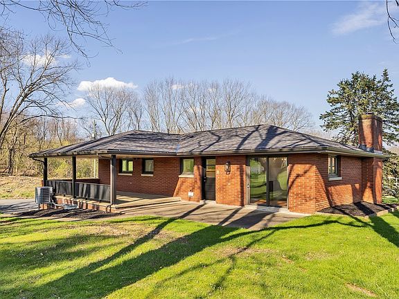4th image of 395 Crescent Dr
