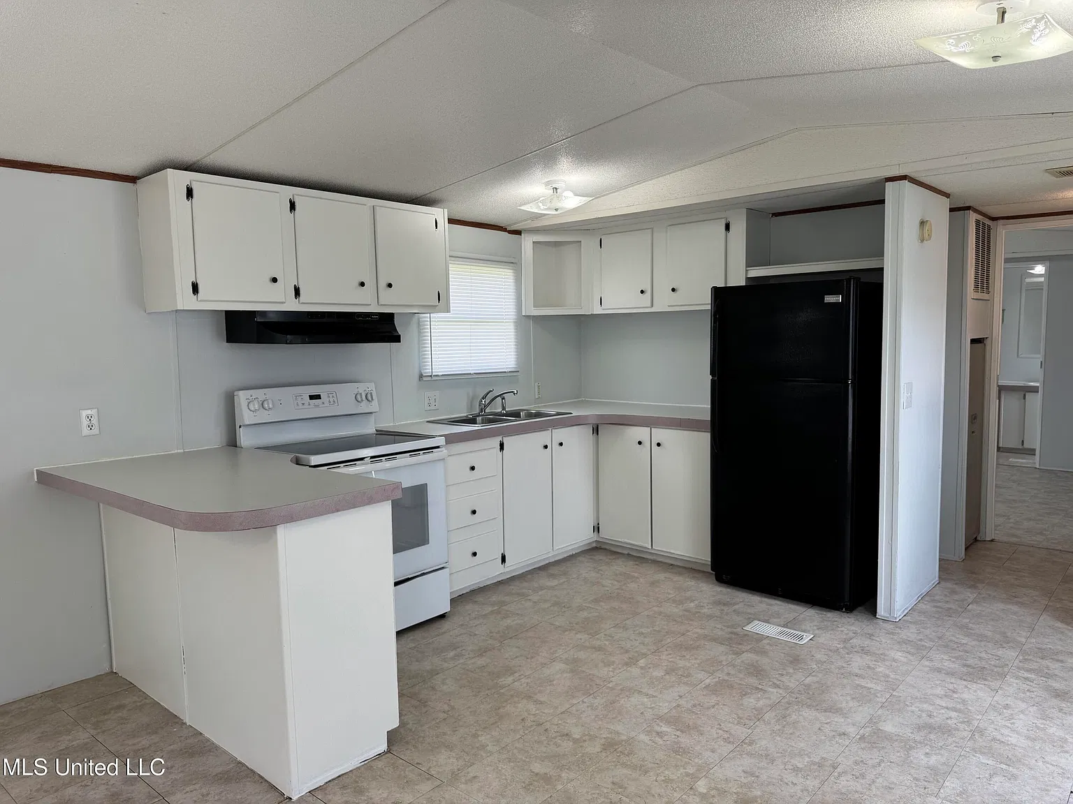 3 bed, 2.0 bath, 980 sqft, $1,195 — Photo 2