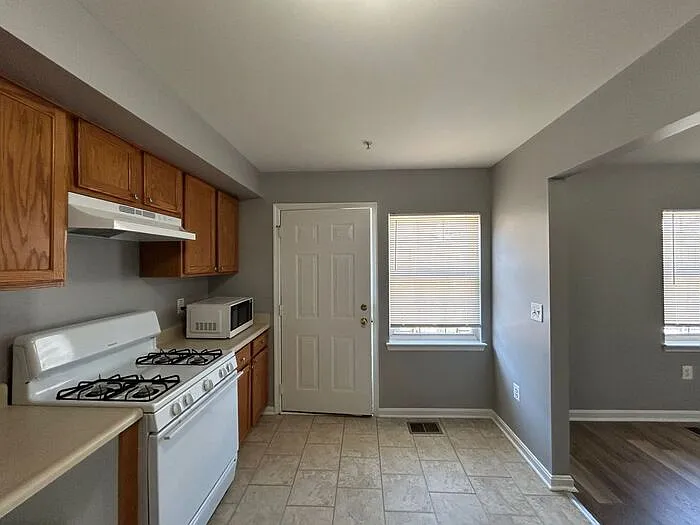 1199 Whatcoat St — Photo 4