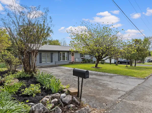 1204 Cedarwood Ln, Maryville, TN 37803