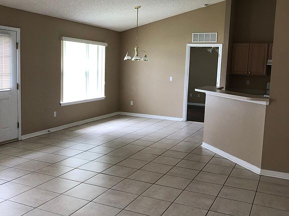3rd image of 36 Lamont Ln