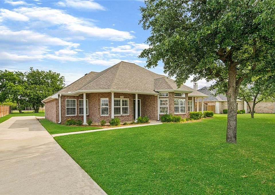 1st image of 309 Lakecrest Dr
