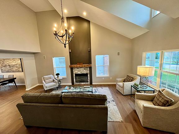 5th image of 476 Maplebrooke Dr W