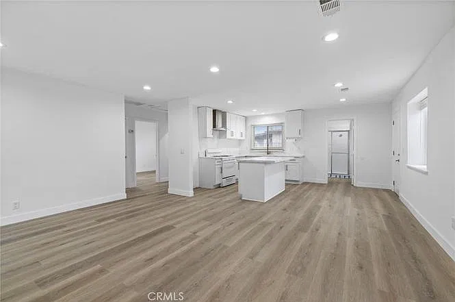 3 bed, 1139 sqft, $3,450 — Photo 3