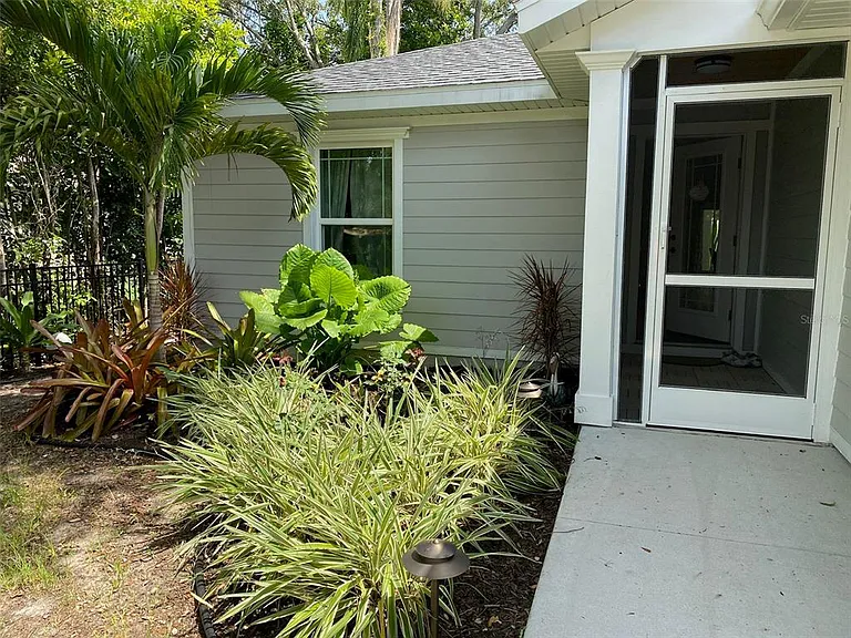 2933 Maiden Ln — Photo 32