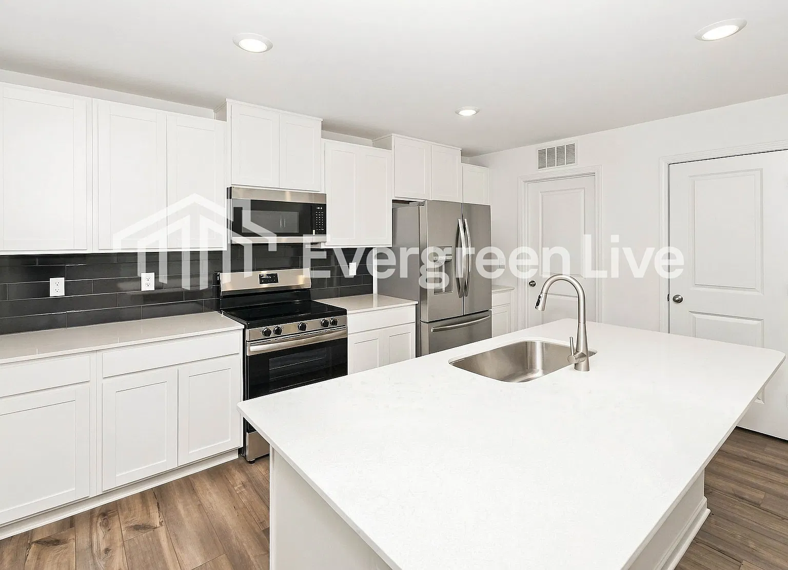4 bed, 2.5 bath, 2307 sqft, $1,965 — Photo 4