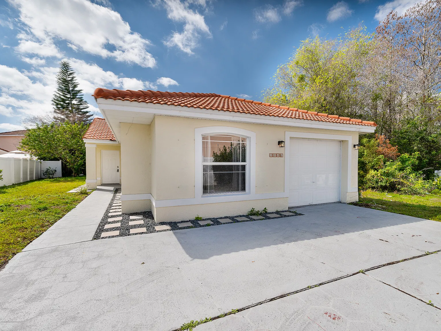 3 bed, 1102 sqft, $2,295 — Photo 1