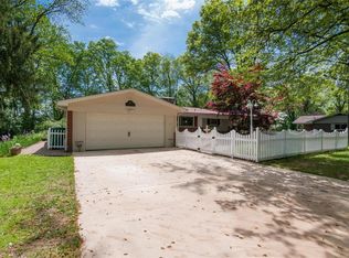 60 Carnation Dr, Belleville, IL 62221