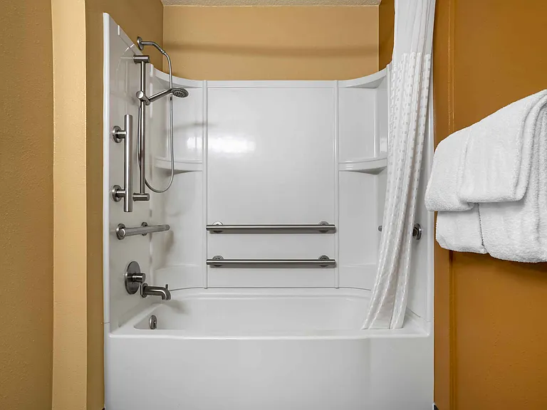 Deluxe Studio - 1 Queen Bed