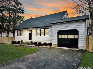 48 Arrowhead Dr, Shirley, NY 11967