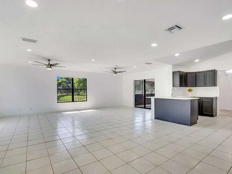 1334 N Mangonia Dr — Photo 3