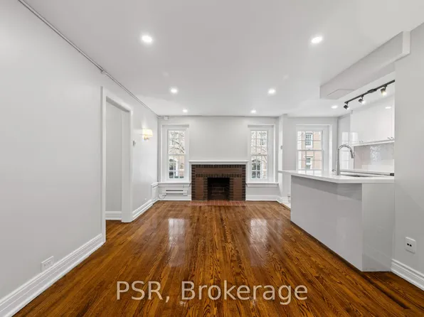 8 Saint Thomas St #24, Toronto, ON M5S 2B8