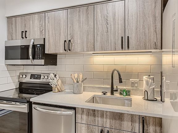 5th image of 820 Columbine Drive UNIT 20