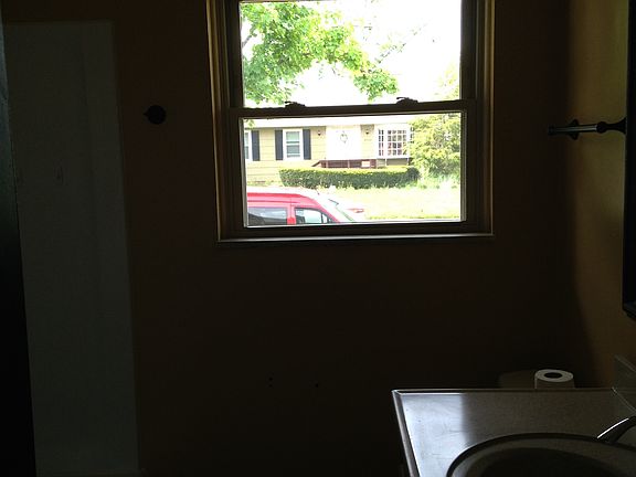 3rd image of 4791 Hillcrest St N